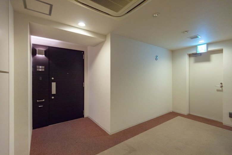ホテルライクな内廊下設計(玄関)